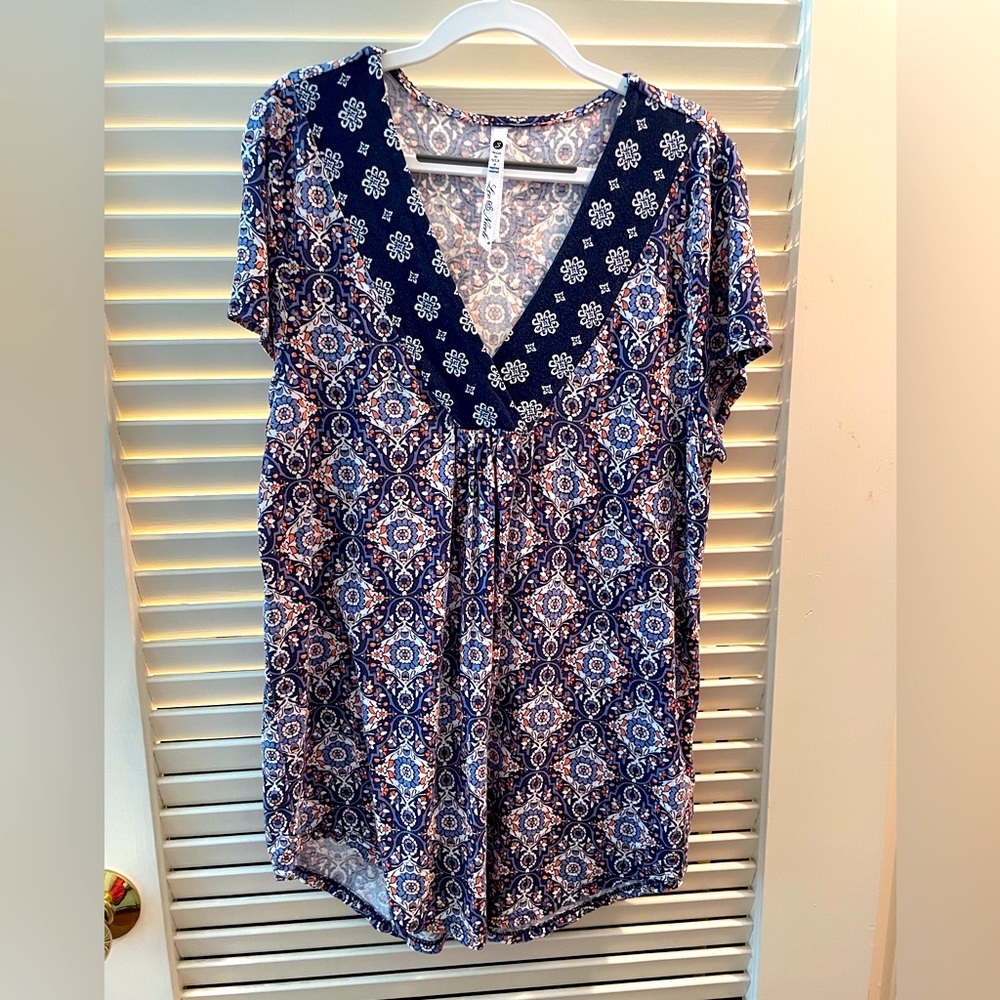 Leo & Nicole graphic V neck top